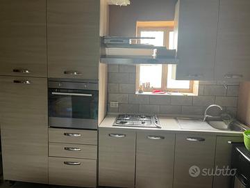 Cucina, tavolo e sedie