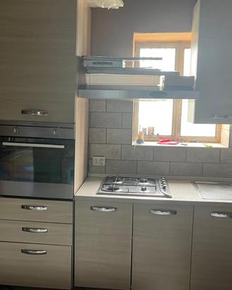 Cucina, tavolo e sedie