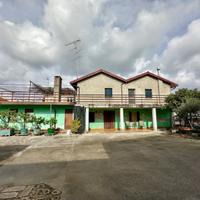 AMPIA CASA CON GIARDINO E CAPANNONE