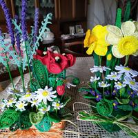 Cesto con vari fiori alti ad uncinetto