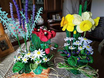 Cesto con vari fiori alti ad uncinetto