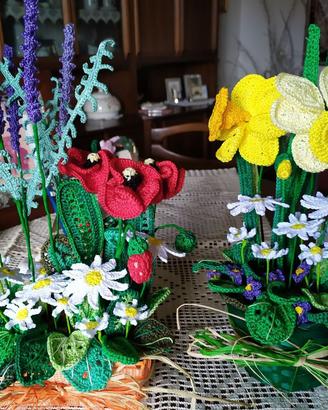 Cesto con fiori alti ad uncinetto e vaso di iris