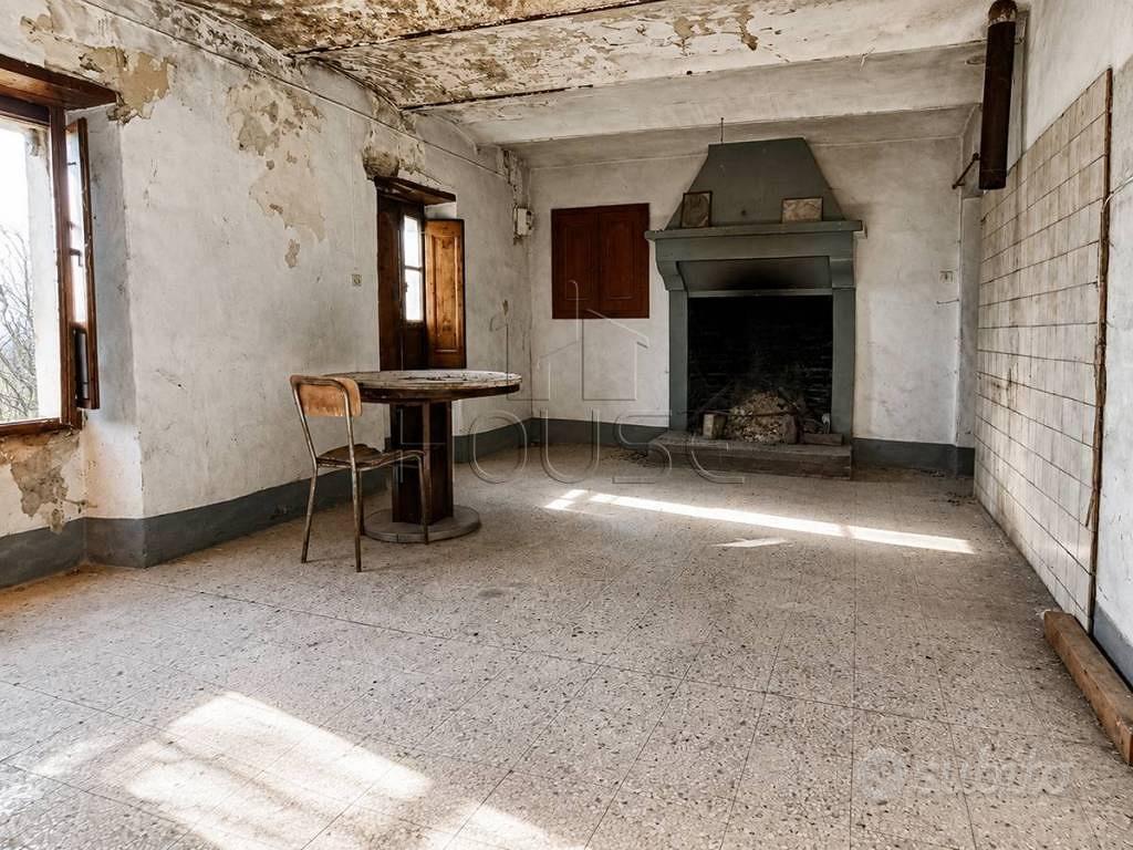 Rustico / Casale di 200 m² con più di 5 locali a C - Vista 4