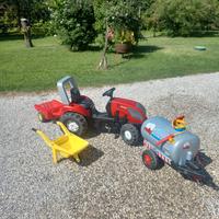 Trattore a pedali con accessori 