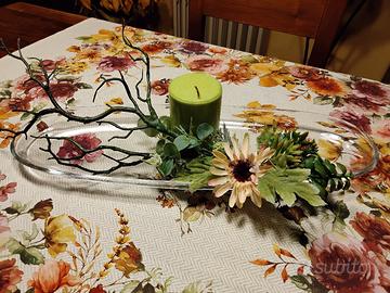 Centrotavola con motivo floreale e candela 