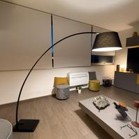 Lampada da design con piantana in marmo nero