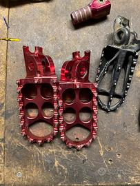 Pedane ergal rosse, freno posteriore e leva cambio