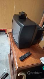 Tv e  telecomando; decoder e telecomando. 