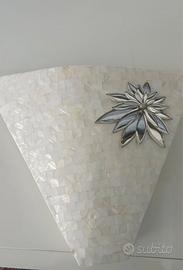 Vaso decorativo in madreperla con fiore argentato
