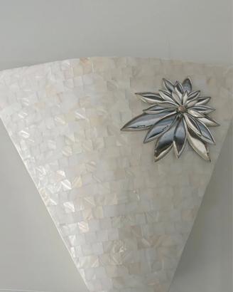 Vaso decorativo in madreperla con fiore argentato