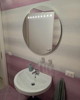 lavabo miscelatore e specchio led