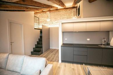 FELICE VENEZIAN mansarda arredata con gusto