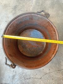 Antico paiolo in rame .