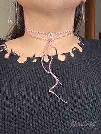 Collana choker rosa con charm cuore uncinetto