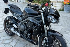 Triumph street triple 765 rs carbon black