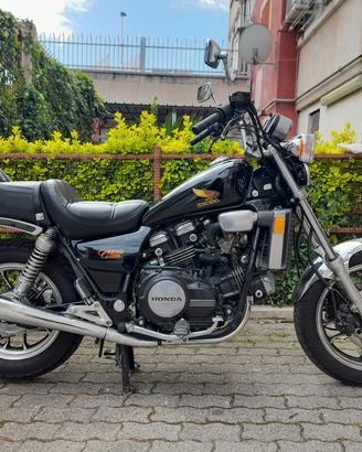 honda VF750 custom anno 1985 