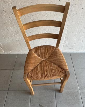 Sedia legno chiaro e paglia
