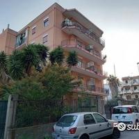 Svincolo gazzi,4 vani e servizi con posto auto