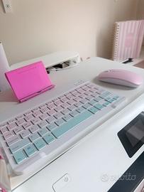 Tastiera, mouse e supporto per tablet
