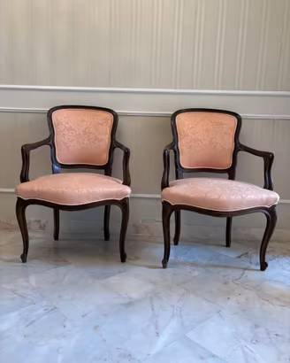 Coppia di poltroncine in legno e damasco rosa
