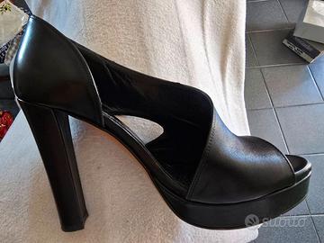 SCARPE IN PELLE NERE SPUNTATE