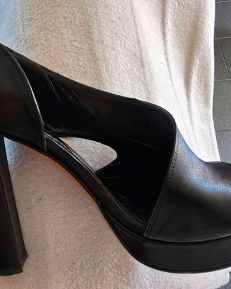 SCARPE IN PELLE NERE SPUNTATE