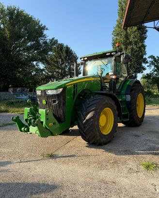 John Deere 8260R