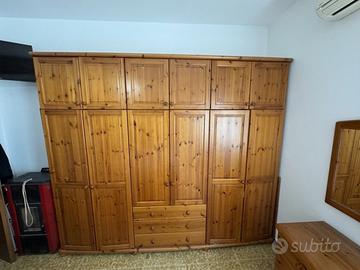 Grande armadio classico in legno molto capiente