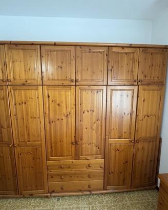 Grande armadio classico in legno molto capiente