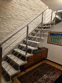 Scala moderna in legno con corrimano in acciaio