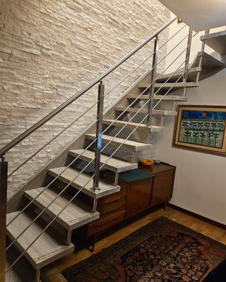 Scala moderna in legno con corrimano in acciaio
