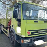 Iveco 100E15 con gru