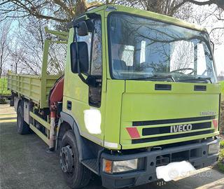 Iveco 100E15 con gru