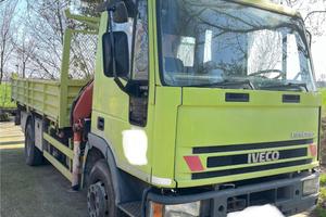 Iveco 100E15 con gru