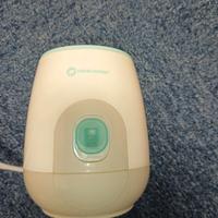 scaldabiberon con due biberon in vetro