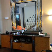 Mobile e specchio antichi