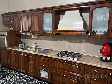 Cucina con tavolo