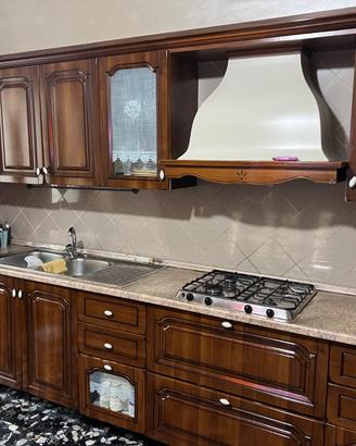 Cucina con tavolo