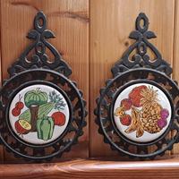 Due sottopentola in ceramica e ferro battuto