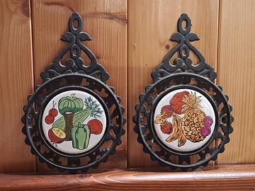 Due sottopentola in ceramica e ferro battuto