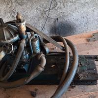 Compressore a pistone d'epoca con puleggia