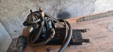 Compressore a pistone d'epoca con puleggia