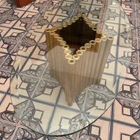 Tavolo con top in cristallo base cilindri ottone