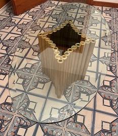 Tavolo con top in cristallo base cilindri ottone