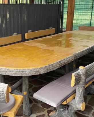 Tavolo con panche in pietra