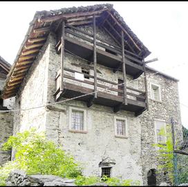 Rustico da ristrutturare e terreni boschivi