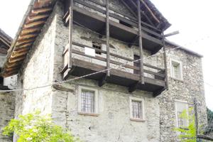 Rustico da ristrutturare e terreni boschivi