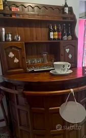 Bar:bancone,credenza e 2 sgabelli