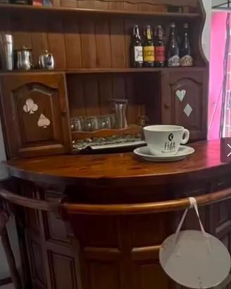 Bar:bancone,credenza e 2 sgabelli