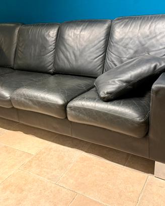 Divano in pelle nera, con due cuscini.